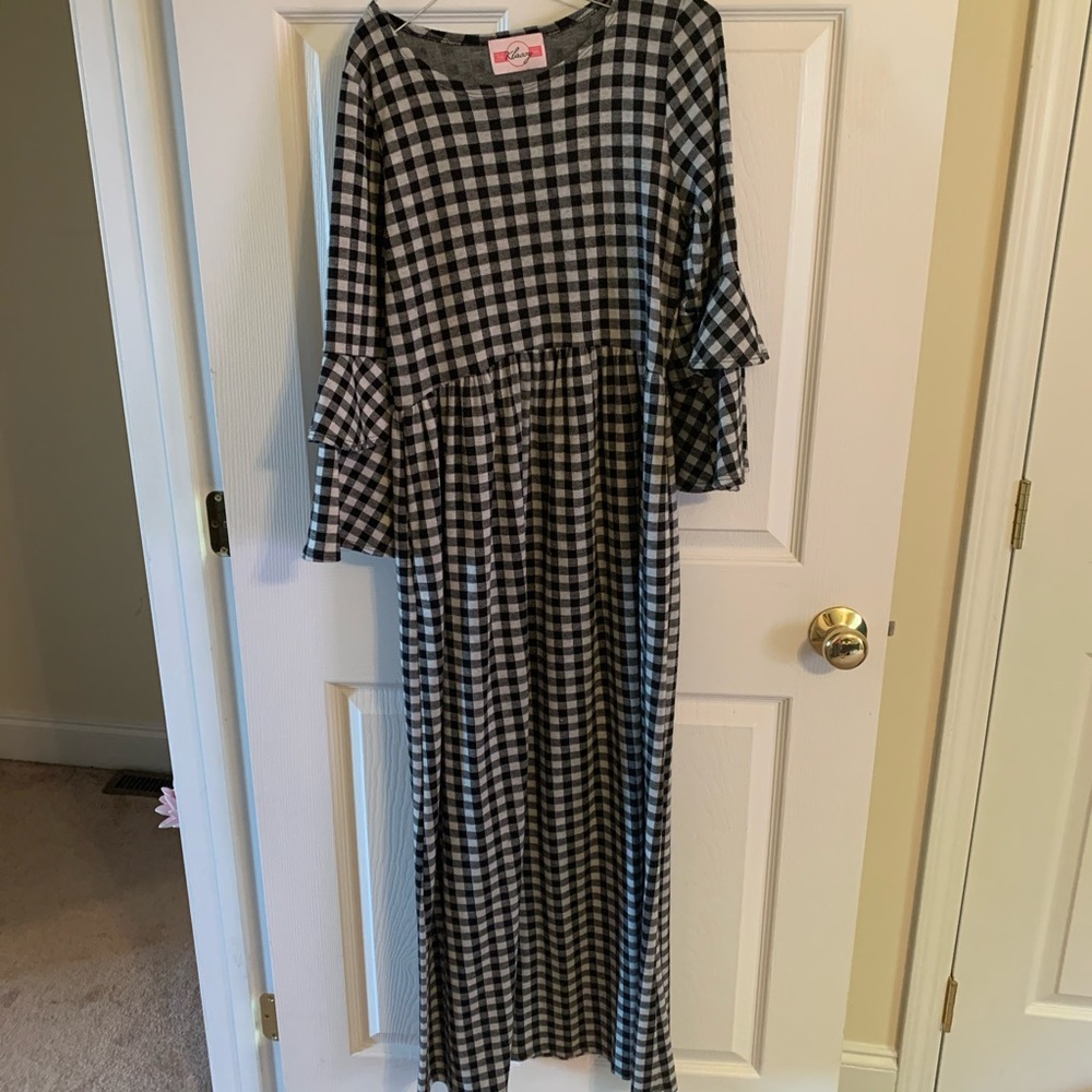 Maxi dress with ruffle sleeves